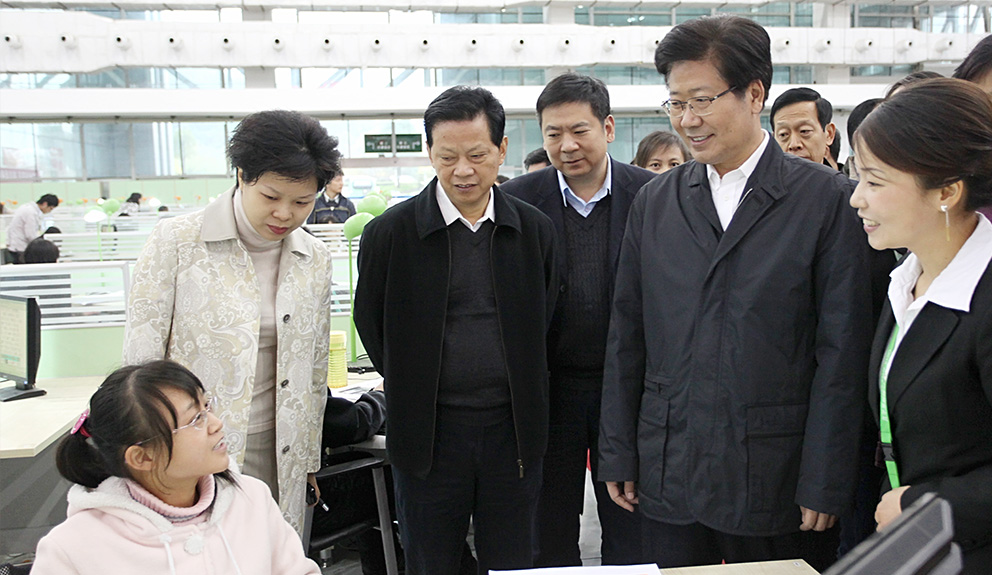 照片1：湖南省省委书记张春贤视察青苹果长沙基地（2009.11.11）（内文配图）.jpg